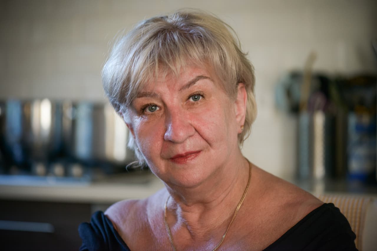 My friend, 62, earns $20,000 a year. Should she take Social Security now &#x2014; and claim survivor&#x2019;s benefit at 67?