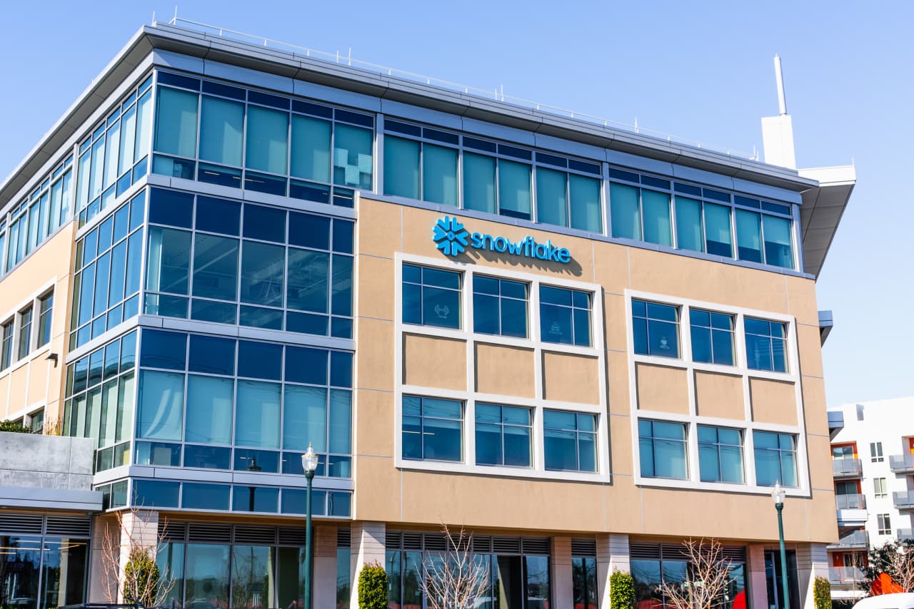 Snowflake&#x2019;s stock surges nearly 40% as AI acceleration drives record product-revenue growth