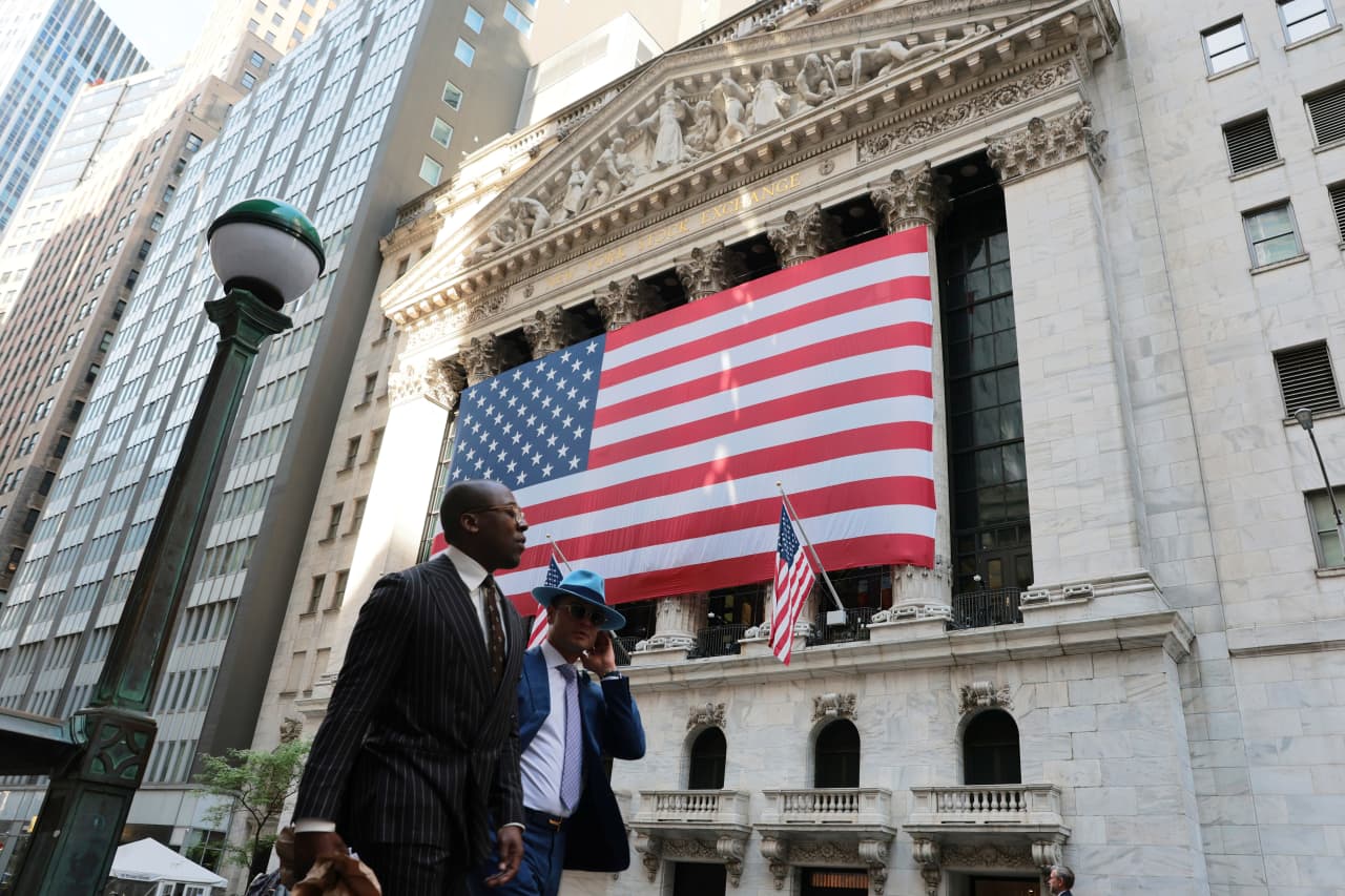 Oil rises, U.S. stock futures inch higher as Wall Street looks to extend its winning streak
